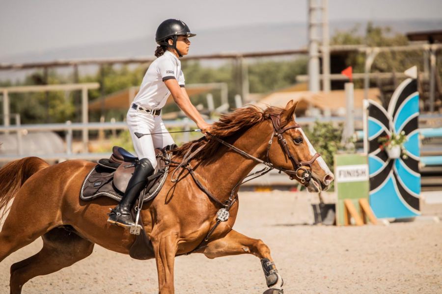 تتويج آدم أبو القيعان من حورة بطلا في مسابقة ركوب الخيل